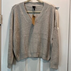 Knot sisters Women's V-Neck Sweater - Tan in large